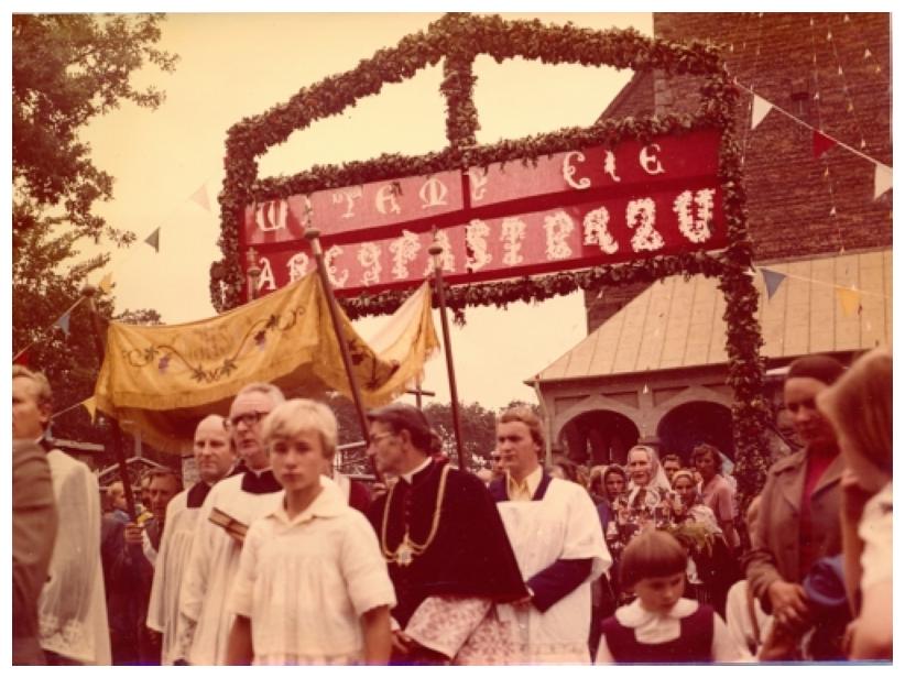 WIZYTACJA BISKUPA 15 VIII 1978 r.Biskup Zygmunt Kamiski-Odpust i powicenie Otarza Matki Boej w kociele.