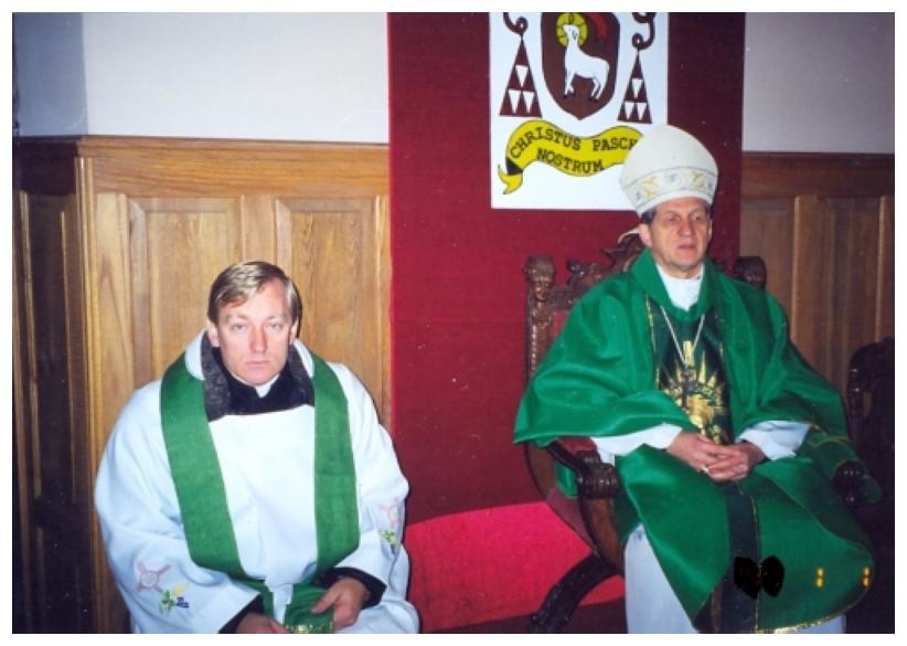 Wizytacja biskupia parafii 14.11.1999r. ks. Bp. M. Ciso na zdjciu dziekan<br> J. Chwalisz.