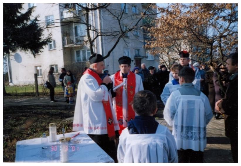 Procesja z krzyem misyjnym od figury przy szkole w Zagobie.