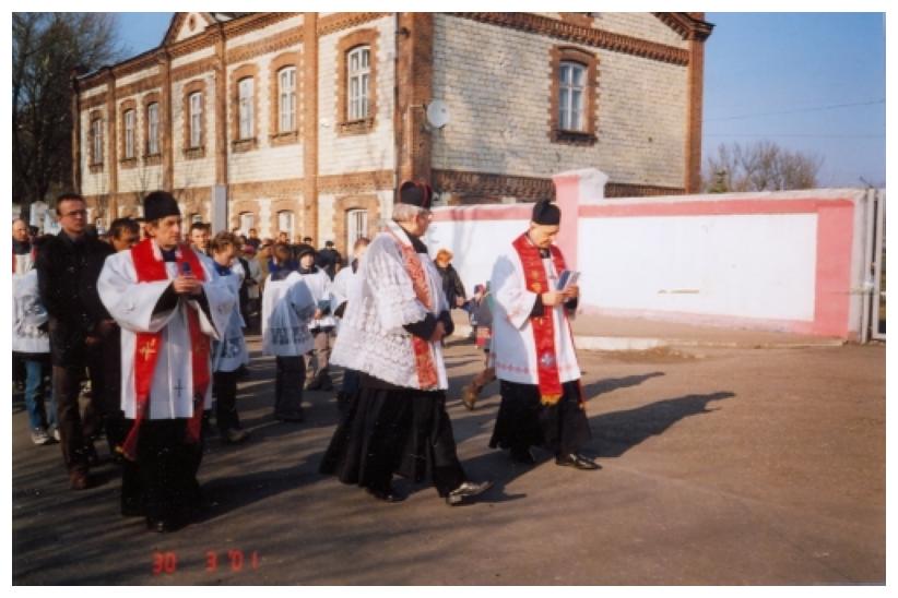 Procesja z krzyem misyjnym.